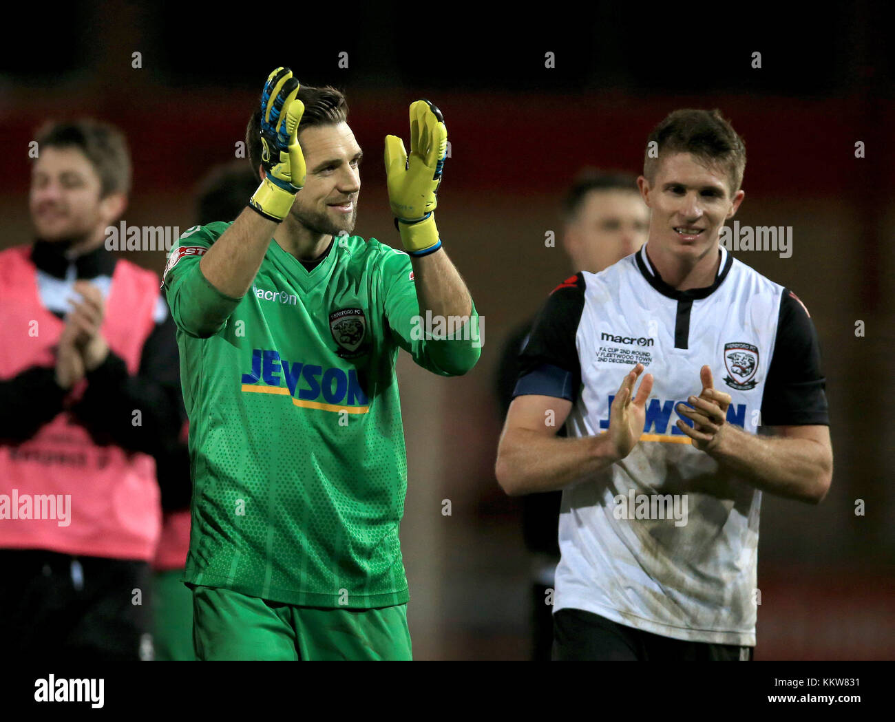 Die Hereford FC Martin Horsell (links) feiert seine Seiten am Ende der Emirate FA Cup Achtelfinale zeichnen in Highbury Stadion, Fleetwood. PRESS ASSOCIATION Foto Bild Datum: Samstag, Dezember 2, 2017. Siehe PA-Geschichte Fußball Fleetwood. Photo Credit: Clint Hughes/PA-Kabel. Einschränkungen: EDITORIAL NUR VERWENDEN Keine Verwendung mit nicht autorisierten Audio-, Video-, Daten-, Spielpläne, Verein/liga Logos oder "live" Dienstleistungen. On-line-in-Verwendung auf 75 Bilder beschränkt, kein Video-Emulation. Keine Verwendung in Wetten, Spiele oder einzelne Verein/Liga/player Publikationen. Stockfoto