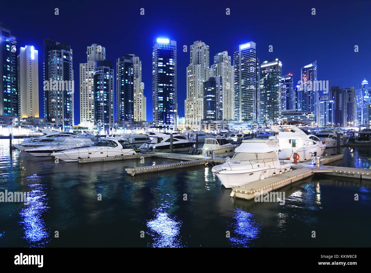Marina mit luxuriösen Yachten in Dubai bei Nacht. Night Skyline von Dubai im Geschäftsviertel von Dubai bei Nacht. Stockfoto