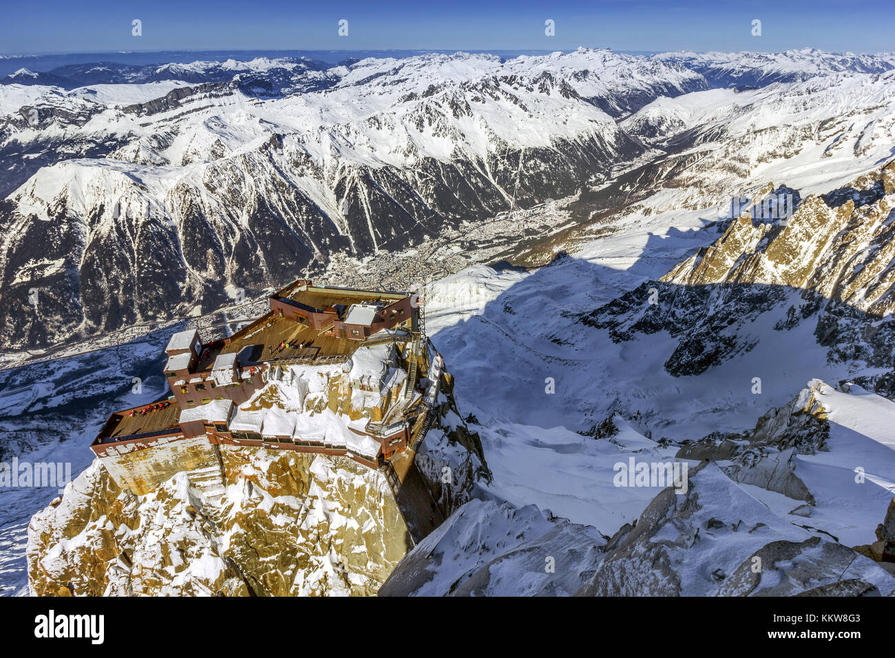 Blick aus der Vogelperspektive auf die Terrassen von Aiguille du Midi in Mont Blanc, Chamonix, mit herrlichem Blick auf die französischen, schweizerischen und italienischen Alpen Stockfoto