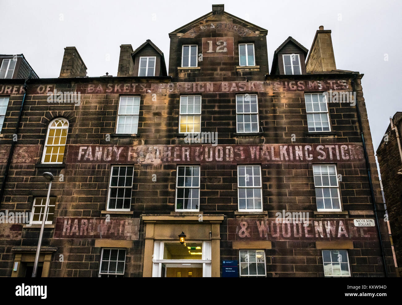 Universität von Edinburgh, Alison Haus, Reid Schule für Musik, Georgian Stadthaus mit alter Hardware Shop ghost Schriftzug Werbung fancy Waren Stockfoto