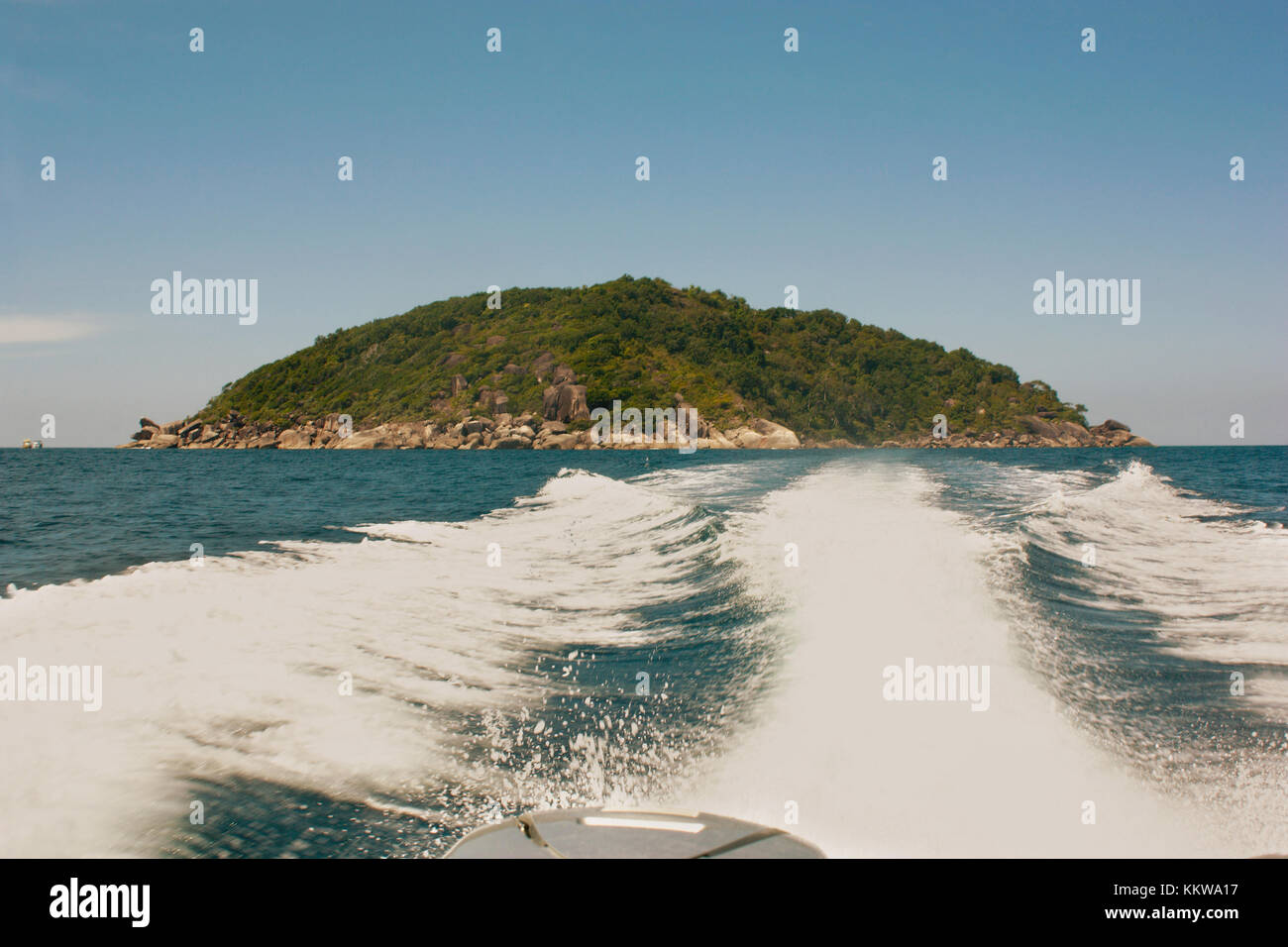 Ein Blick auf die Inseln aus dem Motorboot. Stockfoto
