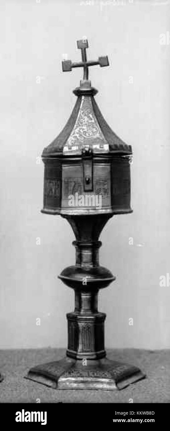 Die Axbergs Kirche in Schweden ist ein bemerkenswertes historisches Gebäude mit religiöser Bedeutung. Die Architektur der Kirche spiegelt den traditionellen skandinavischen Designstil wider, wobei der Schwerpunkt auf Holzbau und religiöser Symbolik liegt. Stockfoto