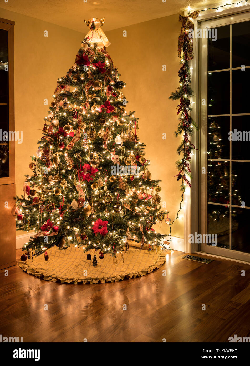 Geschmückten Weihnachtsbaum in abgedunkelten Wohnzimmer Stockfoto