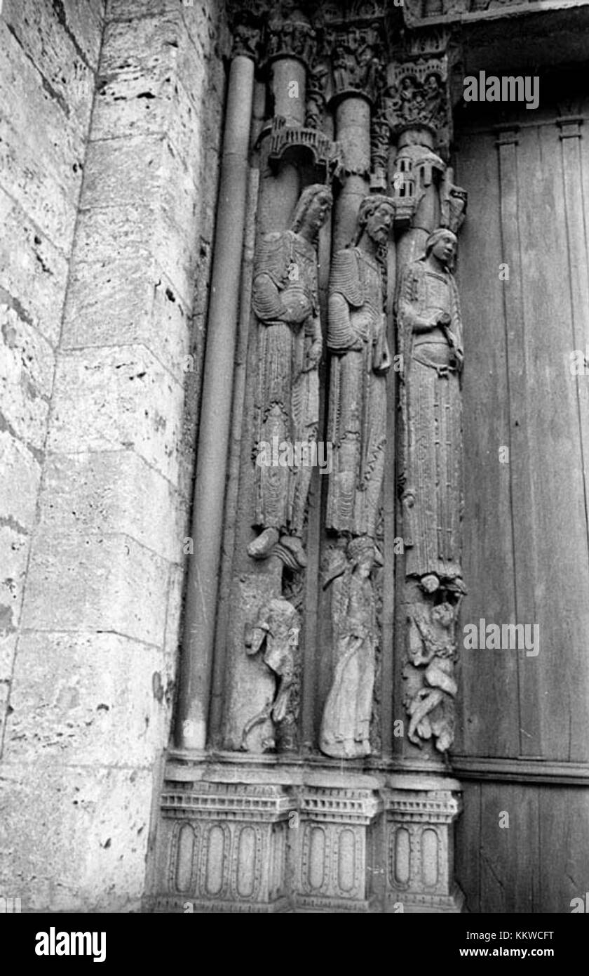 Chartres ist eine historische Stadt in Frankreich, bekannt für die Kathedrale von Chartres, die zum UNESCO-Weltkulturerbe gehört. Die Kathedrale ist berühmt für ihre gotische Architektur, Buntglasfenster und ihre Rolle bei der mittelalterlichen christlichen Wallfahrt. Stockfoto