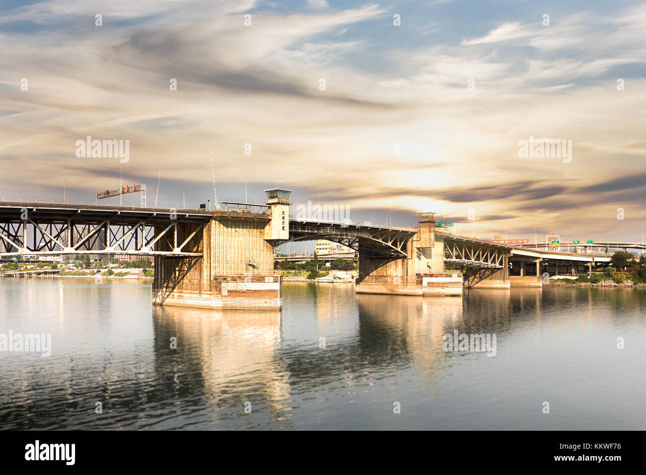 Ansicht der Burnside Bridge an der Willamette River, Portland. Stockfoto