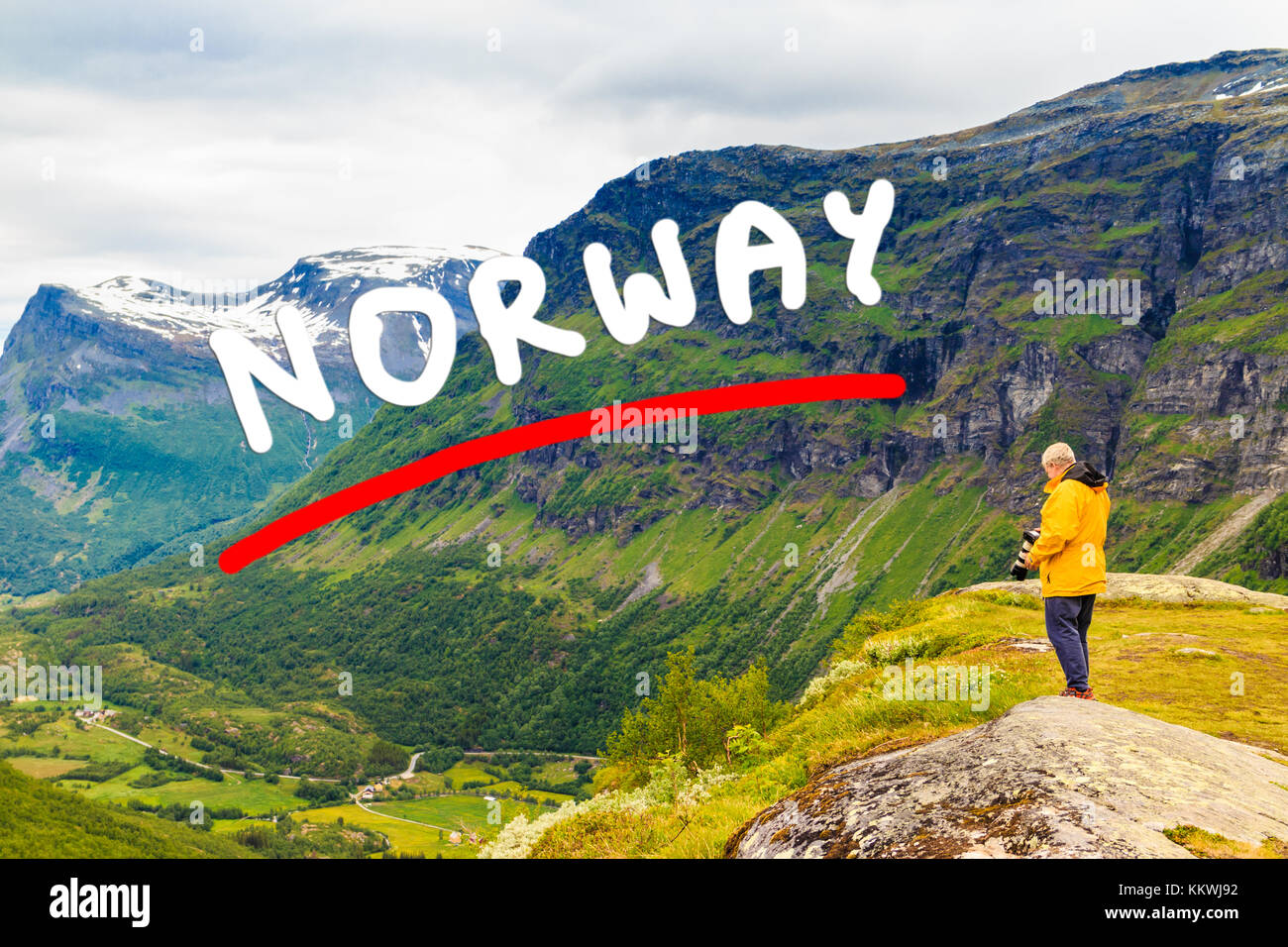 Tourismus Urlaub und Reisen. Männliche Tourist, Fotos mit der Kamera, genießen Berge Landschaft, Norwegen Skandinavien. Stockfoto