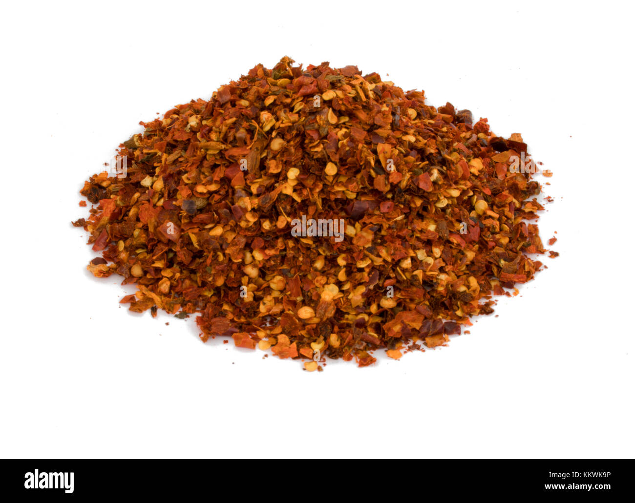 Chili Stück rot Pfeffer zerquetscht auf weißem Hintergrund getrocknet Stockfoto