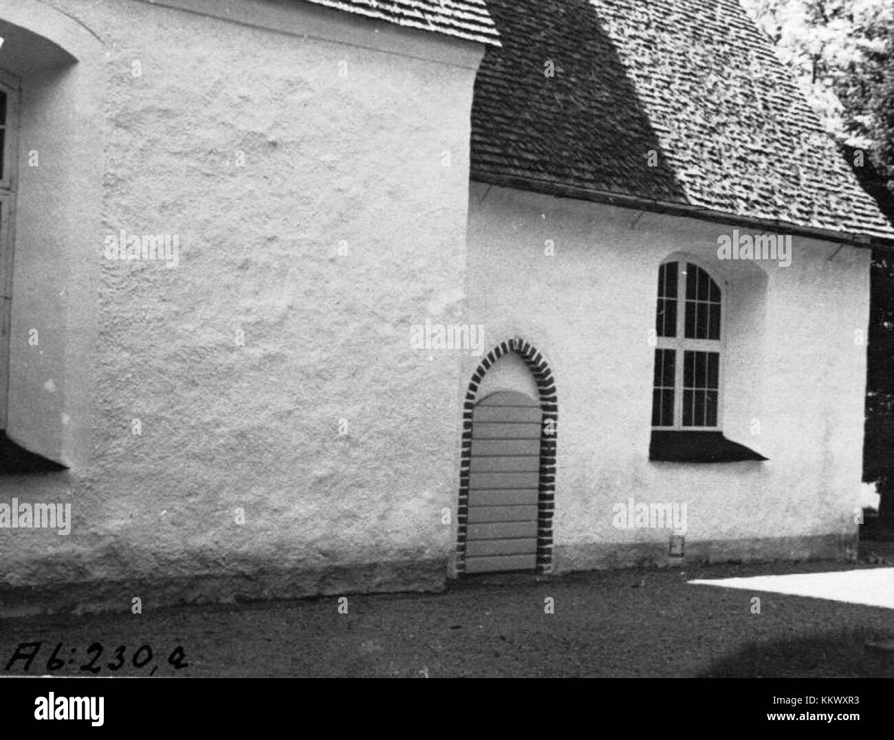 Edestads Kyrka ist eine Kirche in der Gemeinde Vimmerby in Schweden. Die Kirche aus dem Mittelalter ist bekannt für ihren romanischen Architekturstil, einschließlich Steinmauern, Turm und historischer Bedeutung. Die Kirche dient als lokales religiöses Zentrum und kulturelles Wahrzeichen in der Region und repräsentiert schwedisches religiöses Erbe. Stockfoto