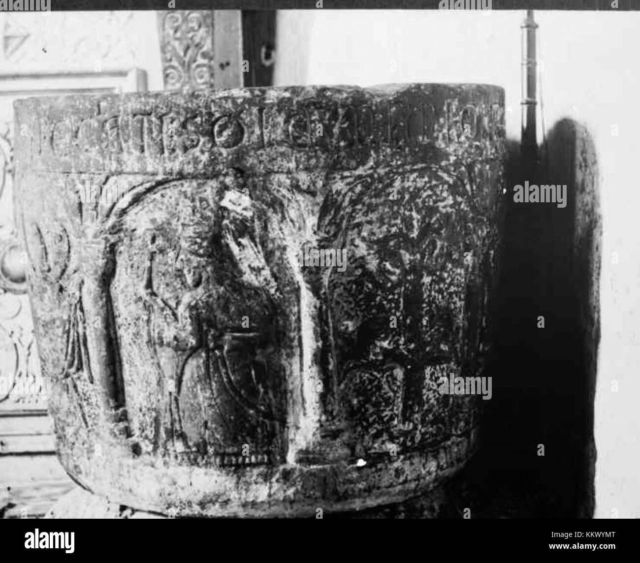 Die Kirche Fjelie in Schweden ist für ihre mittelalterliche Architektur und historische Bedeutung bekannt. Sie spielt eine wichtige Rolle in der Religions- und Kulturgeschichte der Region. Stockfoto