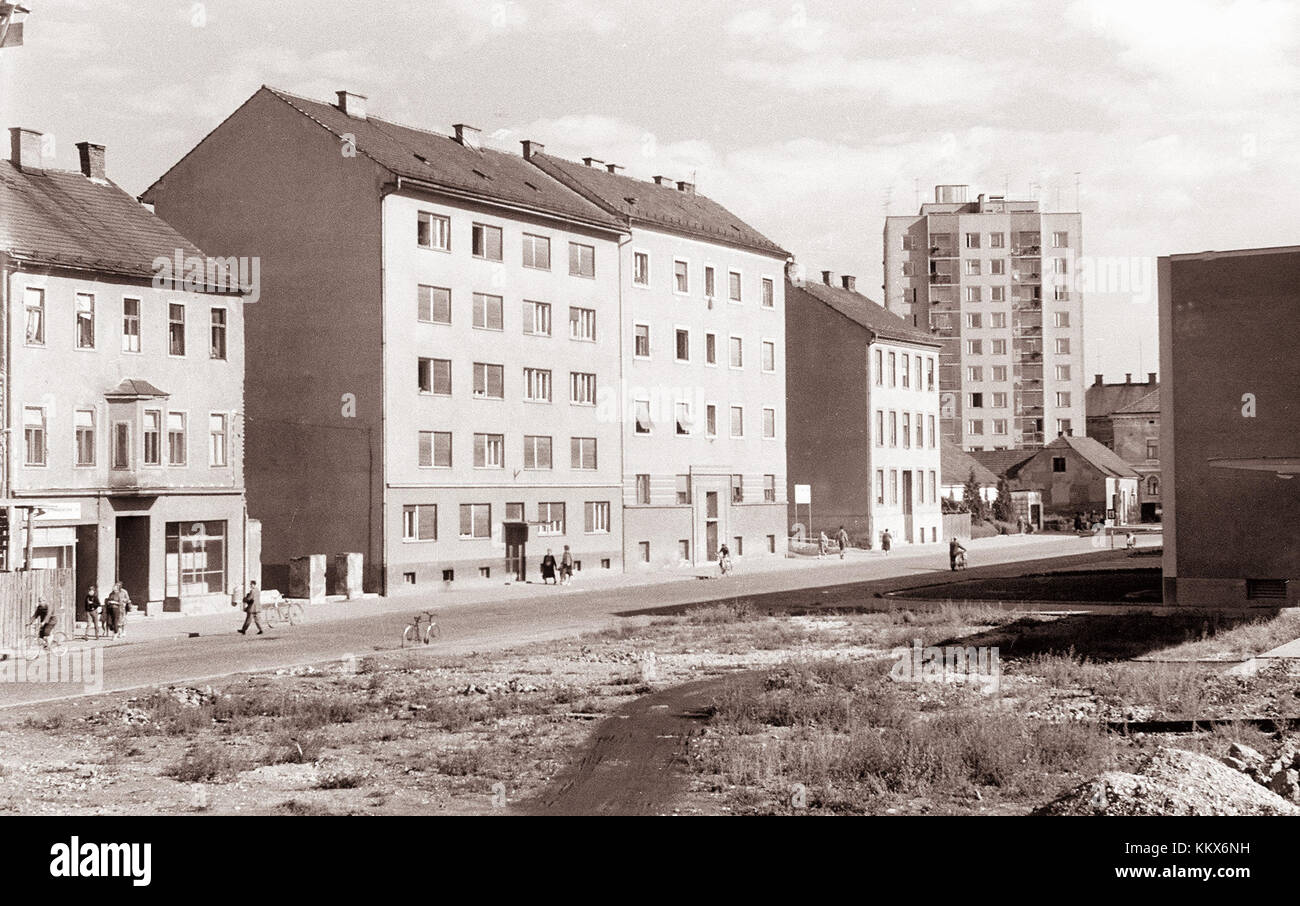 Die Partizanska Cesta ist eine Straße in Ljubljana, Slowenien, die zu Ehren der Partisanenbewegung während des Zweiten Weltkriegs benannt wurde. Sie ist eine wichtige Durchgangsstraße in der Stadt, die wichtige Bereiche miteinander verbindet und als Symbol des Widerstands und der historischen Erinnerung dient. Stockfoto