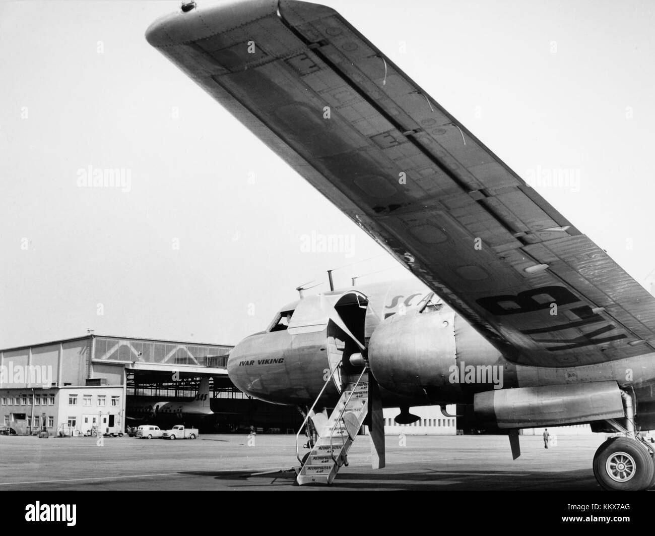 Die Convair CV 440 Metropolitan ist ein zweimotoriges Flugzeug aus den 1940er und 1950er Jahren, das für seine Rolle in der kommerziellen Luftfahrt bekannt ist. Dieses Modell stellt eine Schlüsselentwicklung im Luftverkehr der Nachkriegszeit dar. Stockfoto