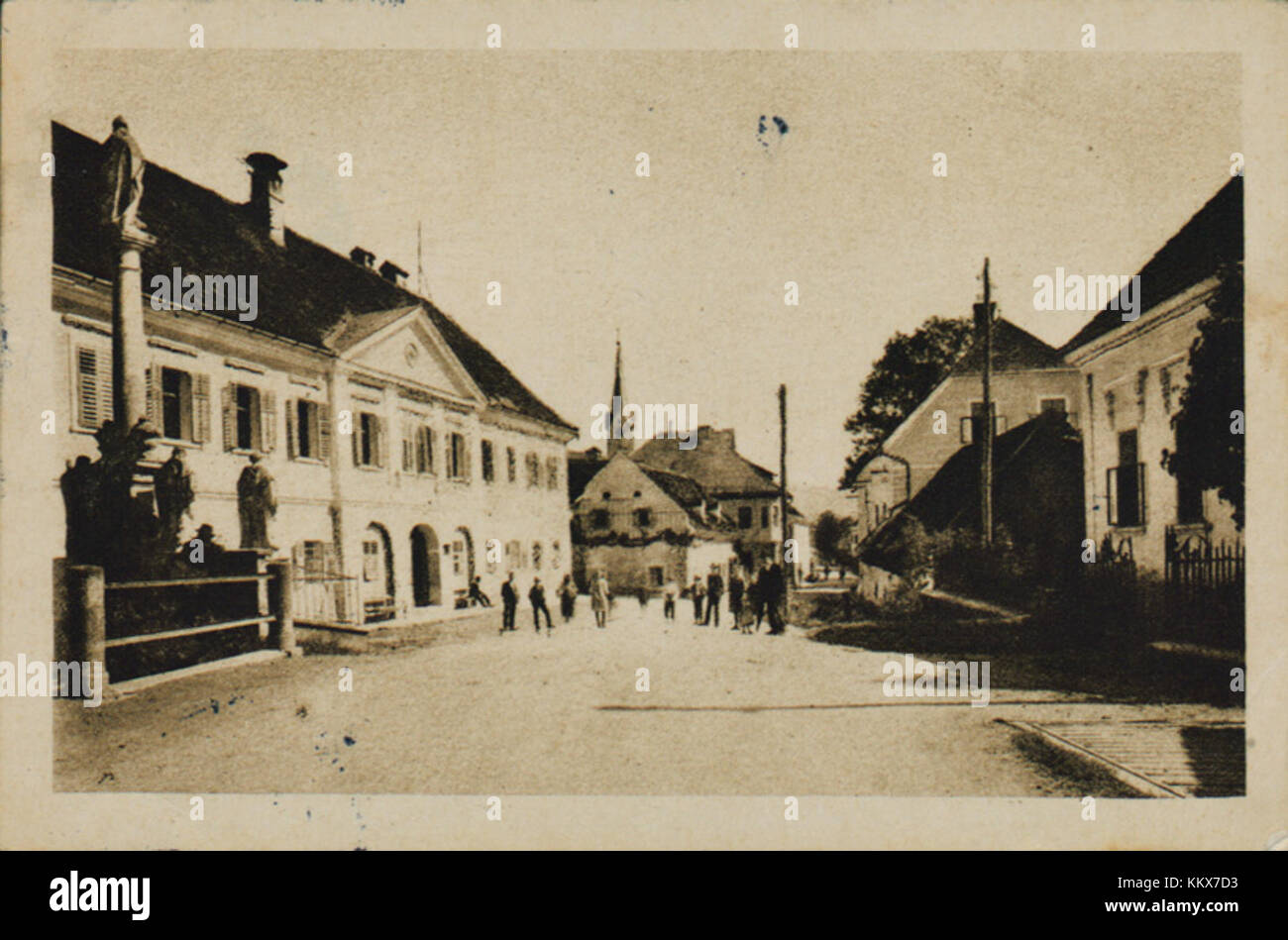 Eine Postkarte aus den 1920er Jahren, die Radlje ob Dravi zeigt, eine Stadt in Slowenien, die die historische Straßenlandschaft und Gebäude des frühen 20. Jahrhunderts erfasst. Stockfoto