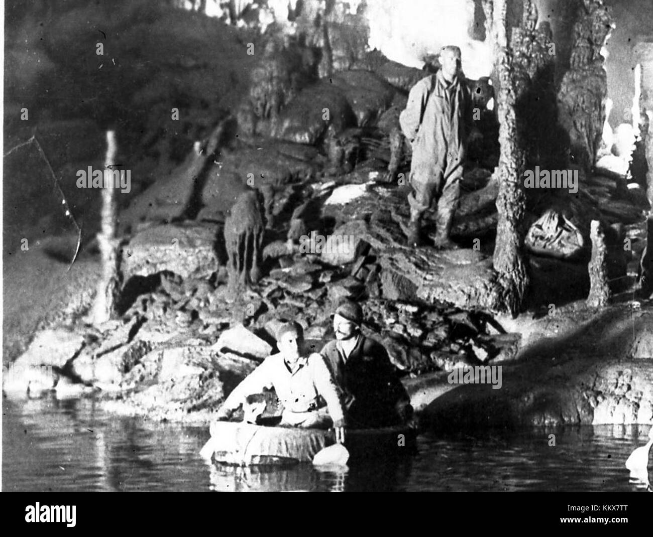 Eine alte Postkarte, die die Cross Cave darstellt, eine bedeutende natürliche Stätte, die für ihre geologischen Merkmale und ihre historische Bedeutung bekannt ist. Stockfoto