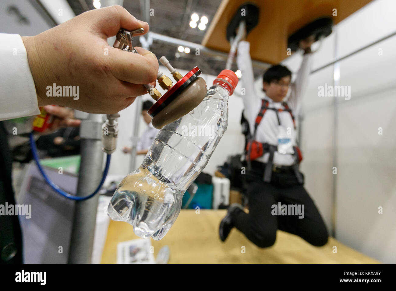 Tokio, Japan. Dezember 2017. Die Aussteller demonstrieren universelle Vakuumgreifer auf der Internationalen Robot Exhibition 2017 in Tokyo Big Sight am 2. Dezember 2017 in Tokio, Japan. Die jährliche Ausstellung stellt neue Roboter und High-Tech-Geräte vor und findet vom 29. November bis zum 2. Dezember statt. Quelle: Rodrigo Reyes Marin/AFLO/Alamy Live News Stockfoto