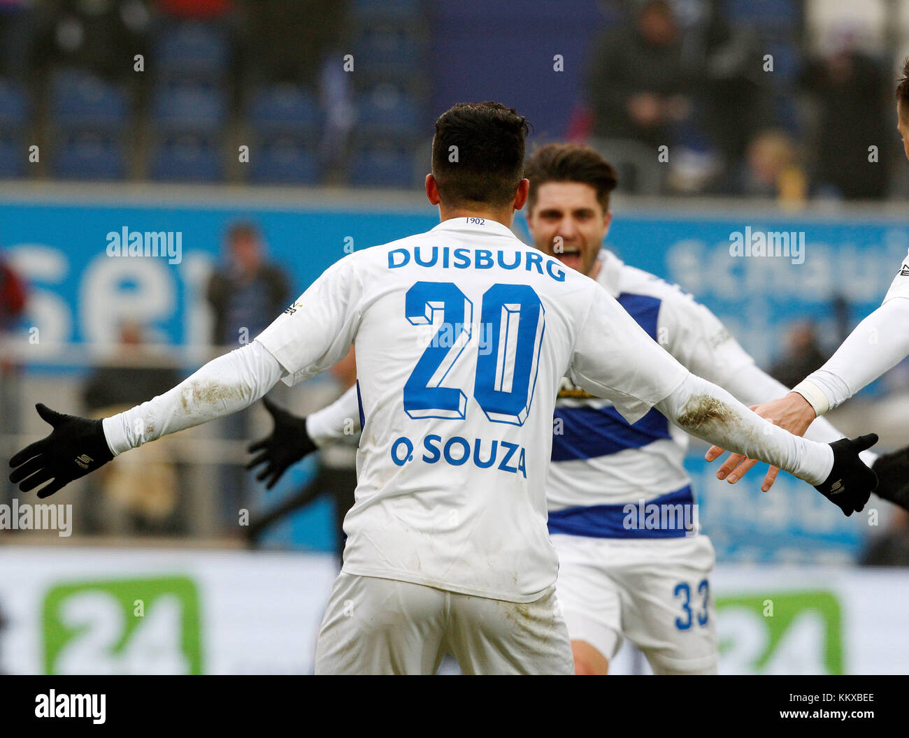 Duisburgs Torschütze Cauly Souza (L) feiert mit Moritz Stoppelkamp sein Tor 1-0 beim 2. Bundesliga-Fußballspiel zwischen MSV Duisburg und SpVgg Greuther Fürth in der Schauinsland Reisen Arena in Duisburg, Deutschland, 02. Dezember 2017. EMBARGO-BEDINGUNGEN - ACHTUNG: Aufgrund der Akkreditierungsrichtlinien erlaubt die DFL nur die Veröffentlichung und Nutzung von bis zu 15 Bildern pro Spiel im Internet und in Online-Medien während des Spiels. Foto: Roland Weihrauch/dpa Stockfoto