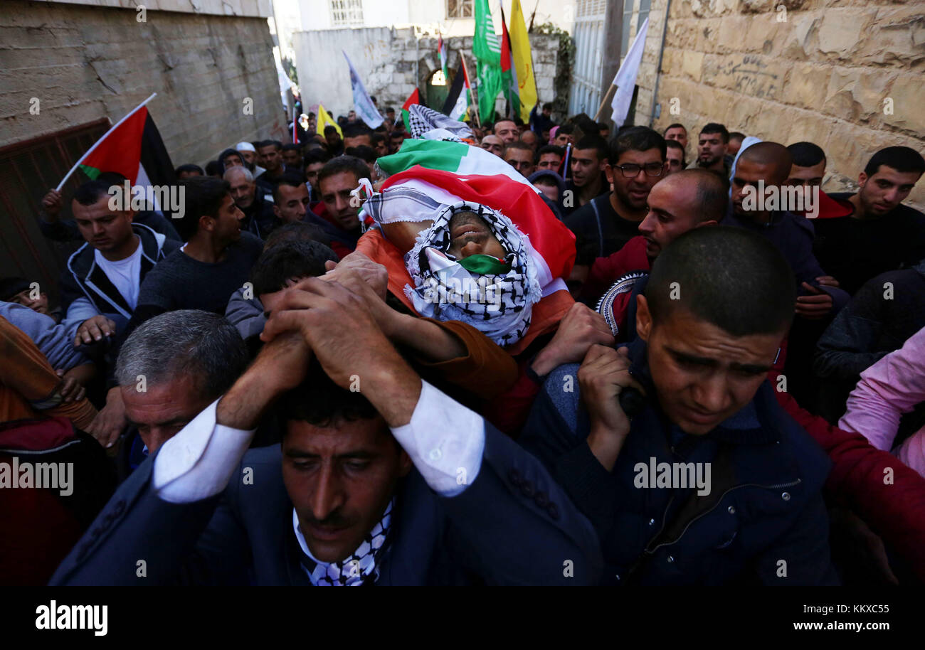 Nablus, Westjordanland, Palästinensische Autonomiegebiete. Dezember 2017. Trauernde tragen die Leiche des 48-Jahre alten Palästinensers Mahmoud Odeh während seiner Beerdigung im Dorf Qusra im Westjordanland, in der Nähe der Stadt Nablus am 2. Dezember 2017. Odeh wurde von einem israelischen Siedler bei einem Zusammenstoß erschossen, der unter umstrittenen Umständen stattfand.Quelle: Shadi Jarar'Ah/APA Images/ZUMA Wire/Alamy Live News Stockfoto