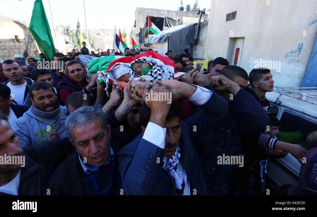 Nablus, Westjordanland, Palästinensische Autonomiegebiete. Dezember 2017. Trauernde tragen die Leiche des 48-Jahre alten Palästinensers Mahmoud Odeh während seiner Beerdigung im Dorf Qusra im Westjordanland, in der Nähe der Stadt Nablus am 2. Dezember 2017. Odeh wurde von einem israelischen Siedler bei einem Zusammenstoß erschossen, der unter umstrittenen Umständen stattfand.Quelle: Shadi Jarar'Ah/APA Images/ZUMA Wire/Alamy Live News Stockfoto