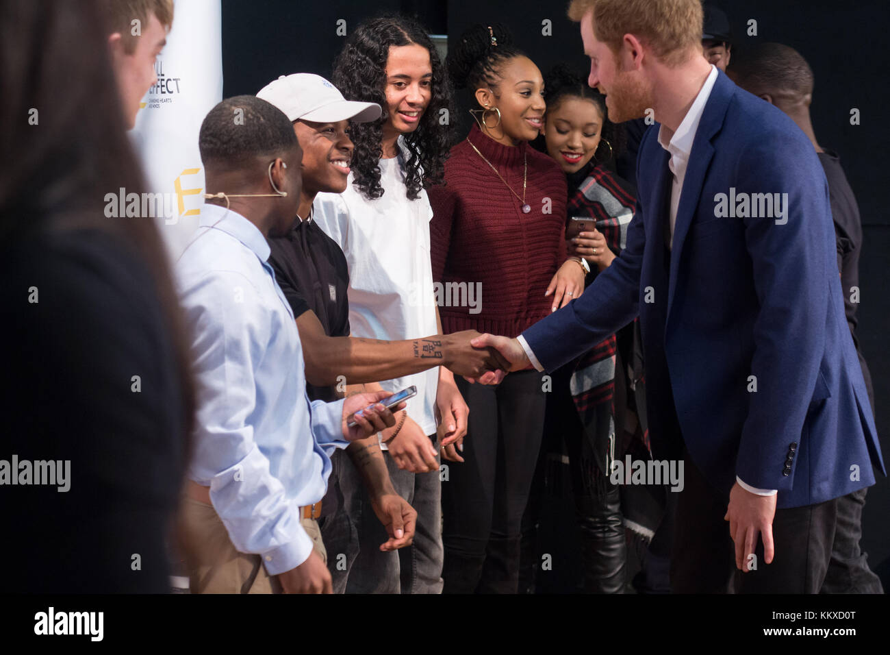 Nottingham, UK. 1. Dez, 2017. Prinz Harry und seine Verlobte us Schauspielerin meghan Markle posieren für ein Foto mit der Besetzung und Crew eines hip hop Oper von jungen Menschen in die volle Wirkung des Programms an der Nottingham Academy School Dezember 1, 2017 in Nottingham, England. Credit: Jamal sterrett/alamy leben Nachrichten Stockfoto