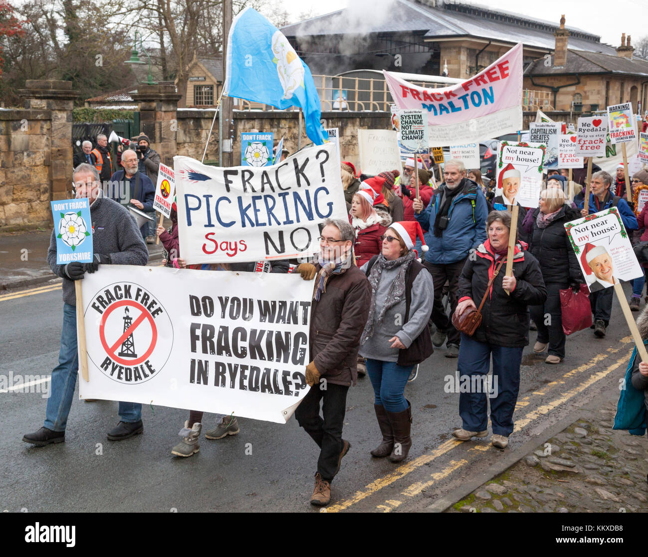 Pickering, North Yorkshire. 2. Dez, 2017. Die Demonstranten auf Frack Kostenlose Pickering März und Rally Pickering, North Yorkshire Credit: Richard Watson/Alamy leben Nachrichten Stockfoto