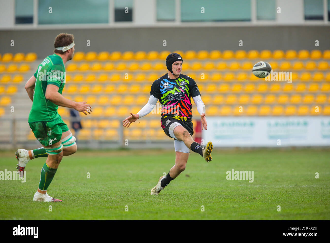 Parma, Italien. 2. Dez, 2017. Zebre's fly Hälfte Carlo Canna Kicks sein Mannschaftskamerad Giambattista Venditti im Spiel gegen Connacht in Guinness PRO 14 zu unterstützen. Credit: Massimiliano Carnabuci/Alamy leben Nachrichten Stockfoto