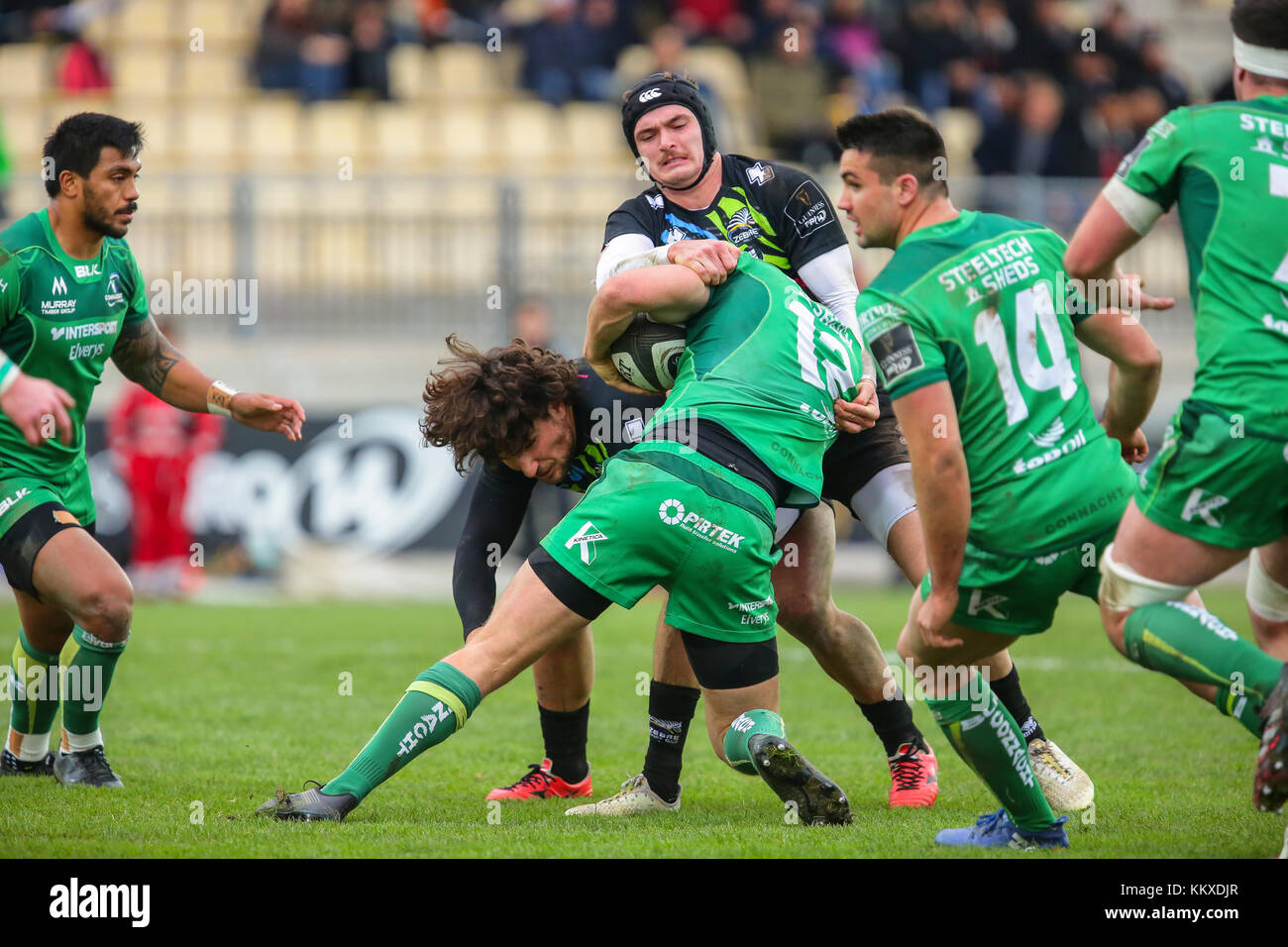 Parma, Italien. 2. Dez, 2017. Connacht Zentrum Tom Farrel versucht, den Ball weg von Tommaso Boni im Spiel gegen Zebre in Guinness PRO 14 zu halten. Credit: Massimiliano Carnabuci/Alamy leben Nachrichten Stockfoto