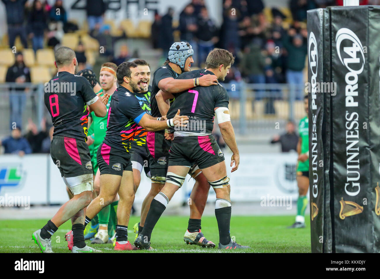 Parma, Italien. 2. Dez, 2017. Zebre's Team feiert nach einem Versuch im Spiel gegen Connacht in Guinness PRO 14. Credit: Massimiliano Carnabuci/Alamy leben Nachrichten Stockfoto