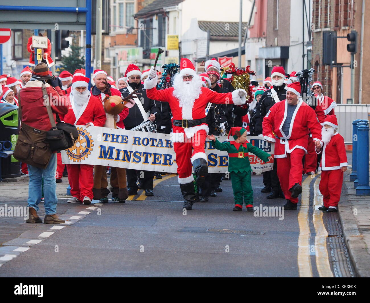 Sheerness, Kent, Großbritannien. 2. Dez, 2017. Rund 40 Leute gekleidet in Santa Kostüme durch die hohe Straße gingen. Die jährliche Veranstaltung wird von Münster am Meer Rotary Club organisiert. Credit: James Bell/Alamy leben Nachrichten Stockfoto