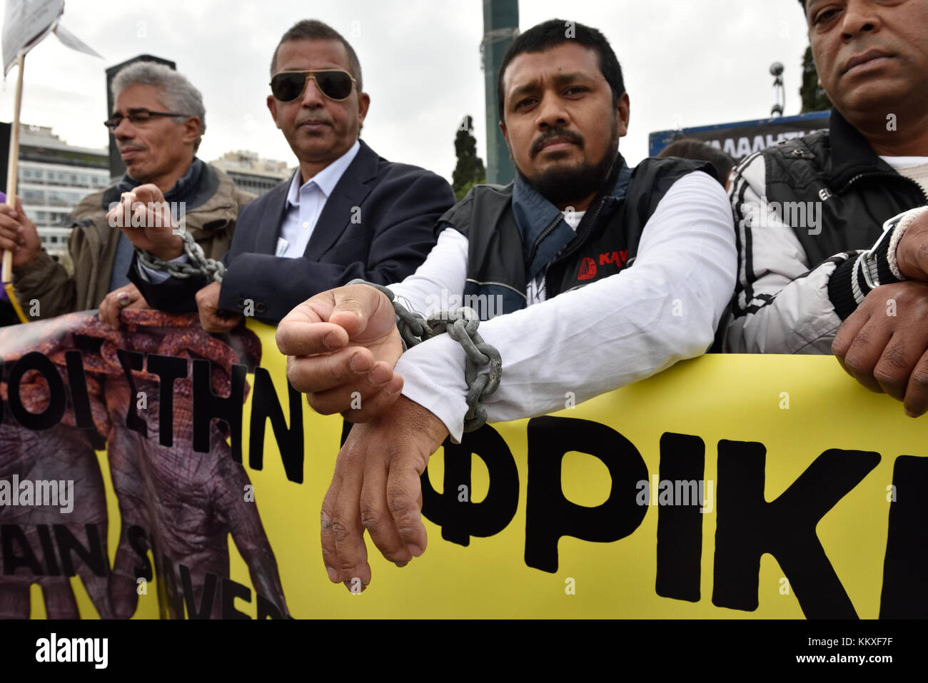 Athen, Griechenland. 2. Dez, 2017. Ein demonstrant bei geketteten Händen Demonstrationen gegen den Sklavenhandel in Afrika, in Athen, Griechenland. Credit: Nicolas koutsokostas/alamy Leben Nachrichten. Stockfoto