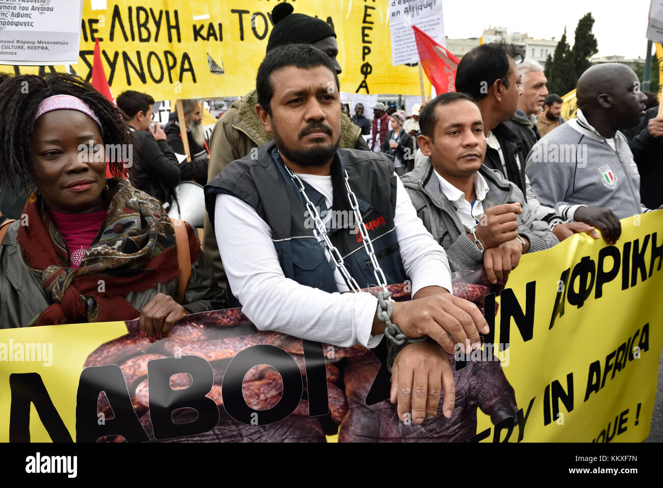 Athen, Griechenland. 2. Dez, 2017. Demonstranten halten März Banner und Plakate während der Kundgebung gegen Sklavenhandel in Afrika, in Athen, Griechenland. Credit: Nicolas koutsokostas/alamy Leben Nachrichten. Stockfoto