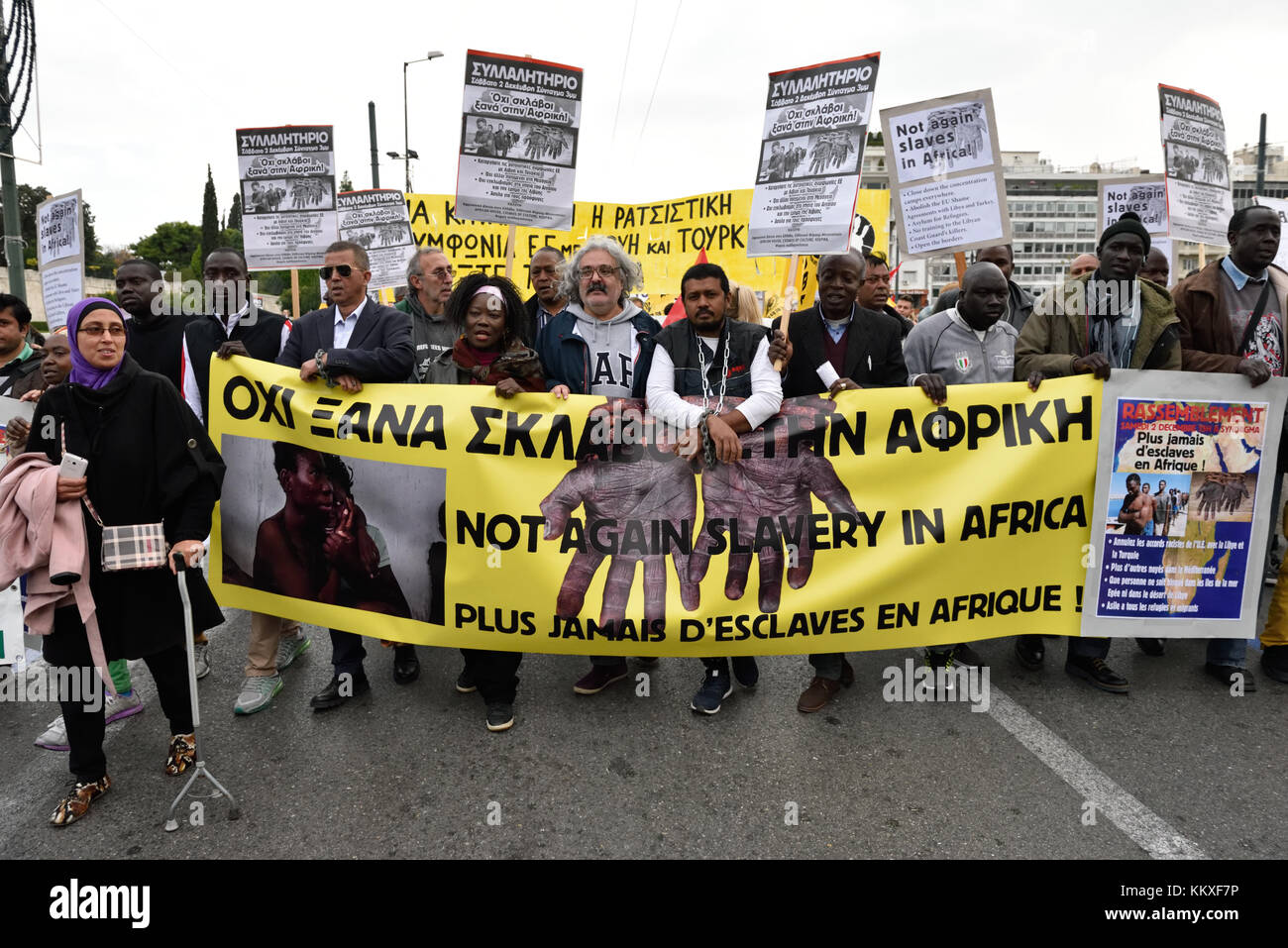 Athen, Griechenland. 2. Dez, 2017. Demonstranten halten März Banner und Plakate während der Kundgebung gegen Sklavenhandel in Afrika, in Athen, Griechenland. Credit: Nicolas koutsokostas/alamy Leben Nachrichten. Stockfoto