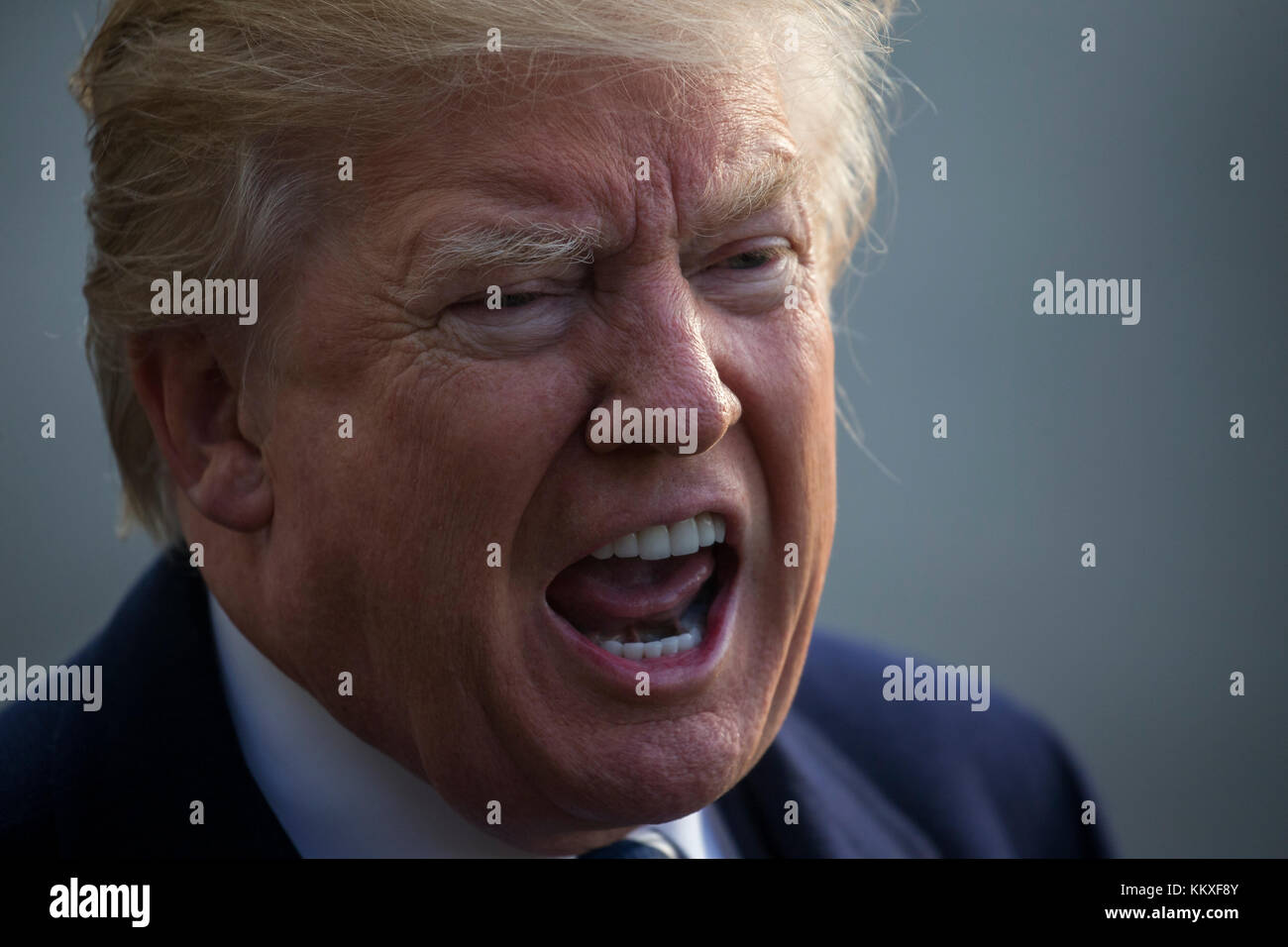 US-Präsident Donald J. Trump gibt Bemerkungen ab, als er Marine One auf dem South Lawn des Weißen Hauses in Washington DC, USA, 02. Dezember 2017 an Bord geht. Präsident Trump kommentierte das vom Senat verabschiedete Paket zur Steuerreform und das Schuldbekenntnis des ehemaligen nationalen Sicherheitsberaters Michael Flynn. Gutschrift: Shawn Thew/Pool über CNP /MediaPunch Stockfoto