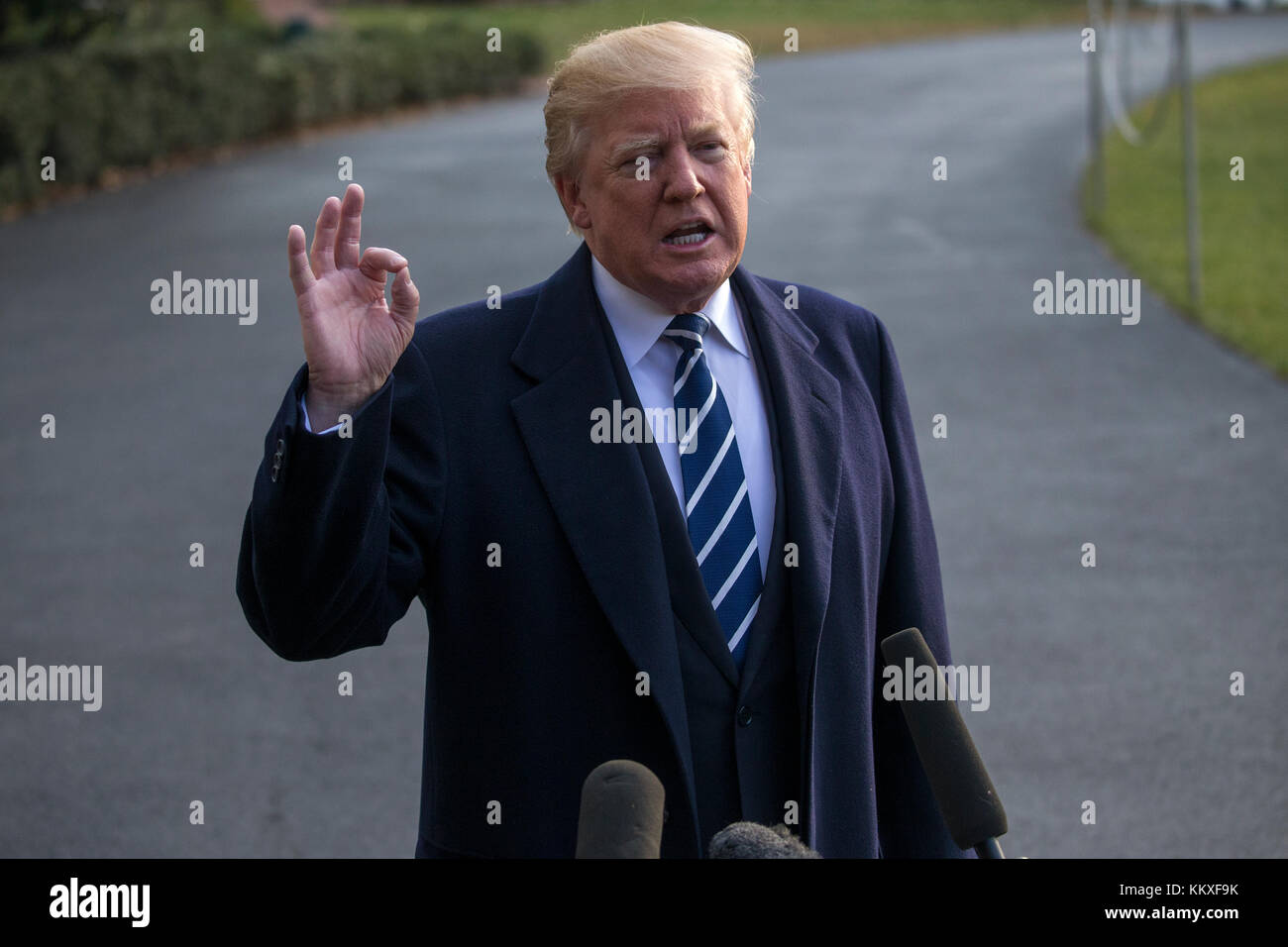 US-Präsident Donald J. Trump gibt Bemerkungen ab, als er Marine One auf dem South Lawn des Weißen Hauses in Washington DC, USA, 02. Dezember 2017 an Bord geht. Präsident Trump kommentierte das vom Senat verabschiedete Paket zur Steuerreform und das Schuldbekenntnis des ehemaligen nationalen Sicherheitsberaters Michael Flynn. Gutschrift: Shawn Thew/Pool über CNP /MediaPunch Stockfoto
