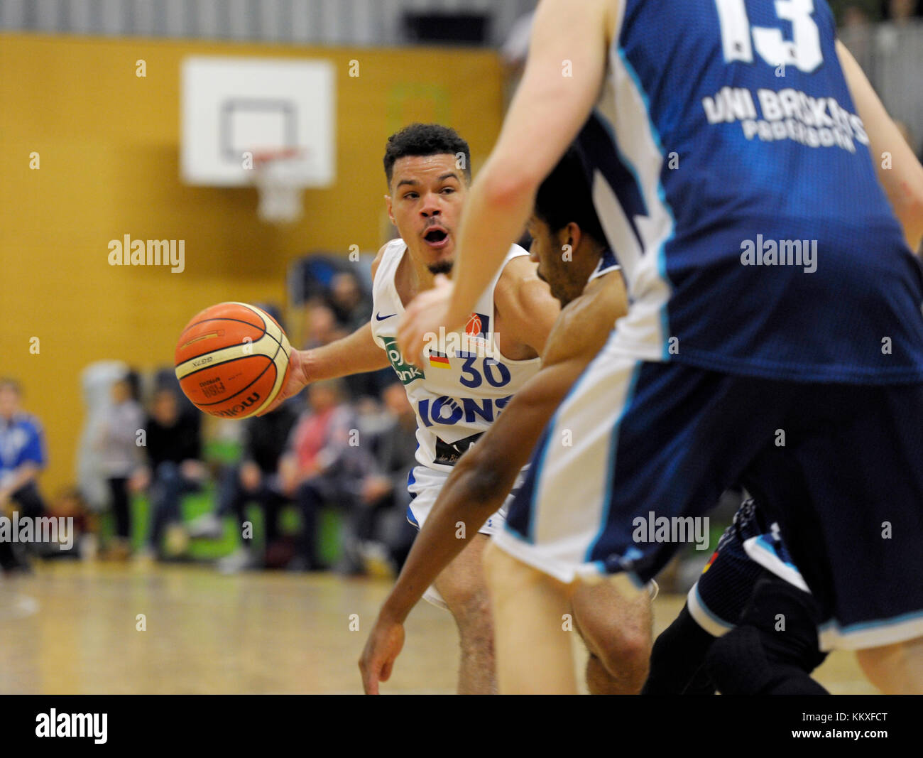 Karlsruhe, Deutschland. Dezember 2017. Jarelle Reischel (PSK) am Ball. GES/ Basketball/ ProA: PSK Lions - Baskets Paderborn 02.12.2017 -- Nutzung weltweit Credit: dpa/Alamy Live News Stockfoto