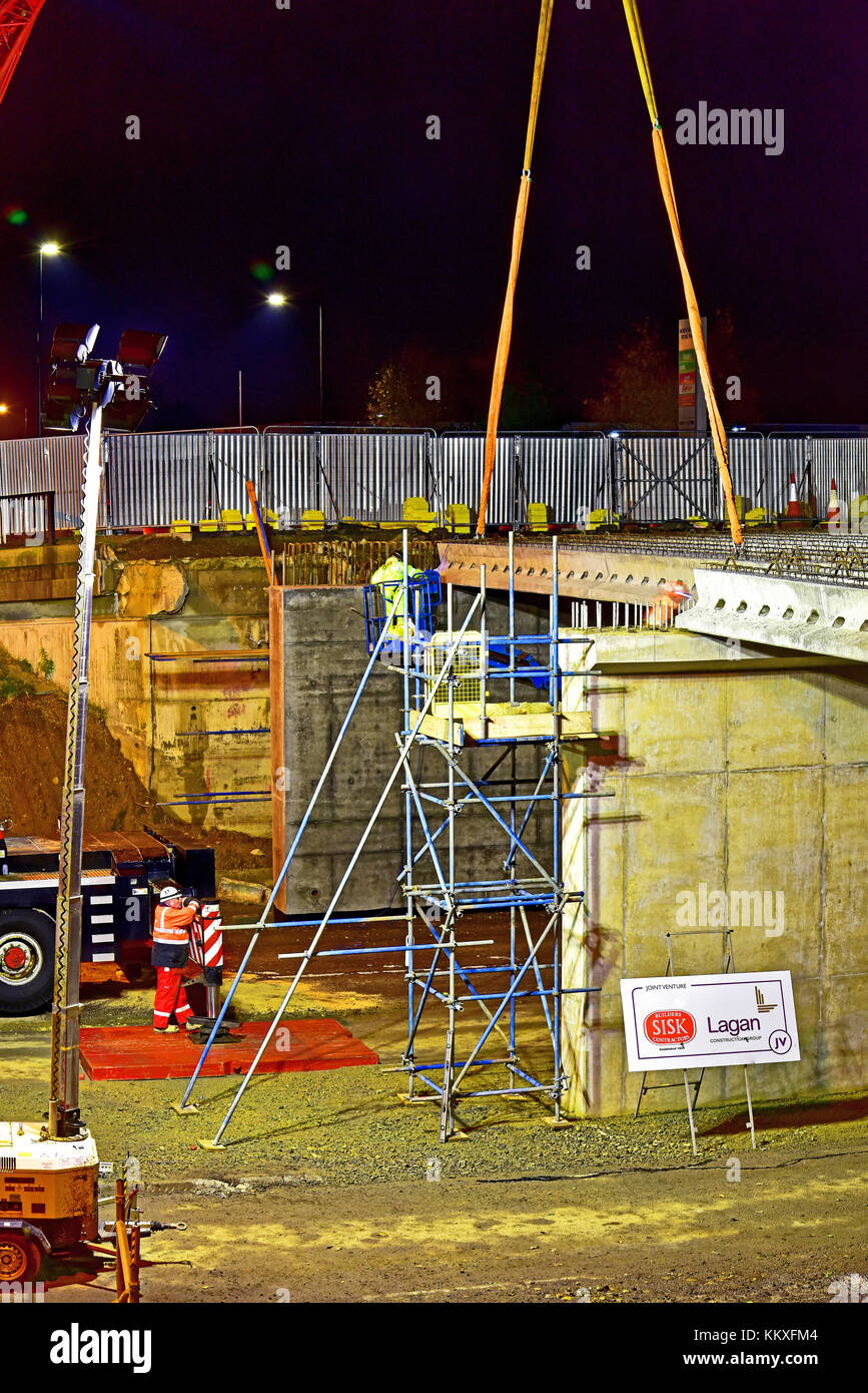 Fertigstellung der Brückenstraßenstützungen über die Tynemouth Coast Road nach vollständiger Schließung an diesem Wochenende ist die A1058 Coast Rd vom 1. Dezember bis zum frühen Montagmorgen, 3. Dezember, wegen Fertigstellung der neuen Brücke über diese Hauptautobahn-Arterie geschlossen. Quelle: Wilf Doyle/Alamy Live News Stockfoto