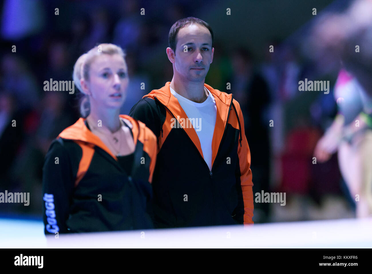 Ludwigsburg, Deutschland. 02 Dez, 2017. chefcoach Chris lakeman (Mitte), links Trainerin tatjana Bachmayer (Tg soellingen/Krk). turnen 1. Bundesliga Frauen: deutsche Mannschaftsmeisterschaft/dtl-Finale 2017, Ludwigsburg, 02.12.2017 - 1. deutschen Bundesliga: Gymnastik deutsche Mannschaft Meisterschaft. die Frauen, 02 Dezember, 2017 Ludwigsburg, Deutschland. | Verwendung der weltweiten Kredit: dpa/alamy leben Nachrichten Stockfoto