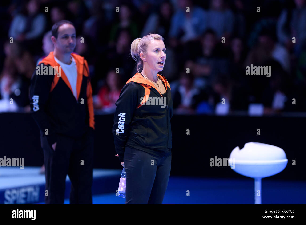 Ludwigsburg, Deutschland. 02 Dez, 2017. chefcoach Chris lakeman (Mitte), rechts Trainerin tatjana Bachmayer (Tg soellingen/Krk). turnen 1. Bundesliga Frauen: deutsche Mannschaftsmeisterschaft/dtl-Finale 2017, Ludwigsburg, 02.12.2017 - 1. deutschen Bundesliga: Gymnastik deutsche Mannschaft Meisterschaft. die Frauen, 02 Dezember, 2017 Ludwigsburg, Deutschland. | Verwendung der weltweiten Kredit: dpa/alamy leben Nachrichten Stockfoto