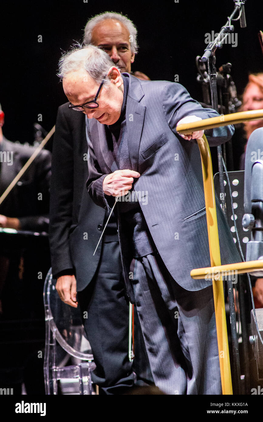 Mailand Italien. 02Th Dezember 2017. Der italienische Komponist Ennio Morricone und orchestrator führt live auf der Bühne des Mediolanum Forum während der 60 Jahre Musik Tour" Credit: Rodolfo Sassano/Alamy leben Nachrichten Stockfoto