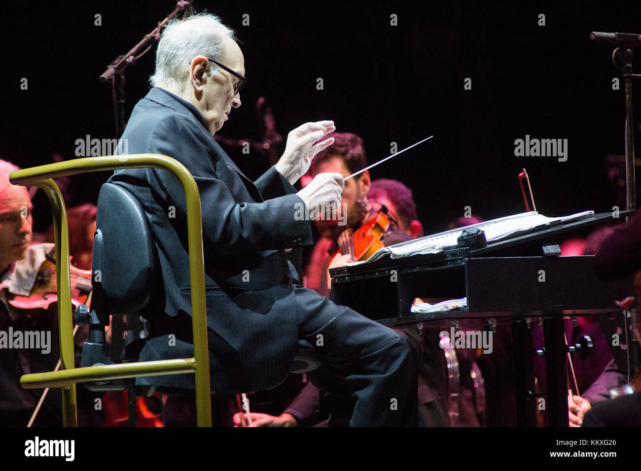 Mailand Italien. 02Th Dezember 2017. Der italienische Komponist Ennio Morricone und orchestrator führt live auf der Bühne des Mediolanum Forum während der 60 Jahre Musik Tour" Credit: Rodolfo Sassano/Alamy leben Nachrichten Stockfoto