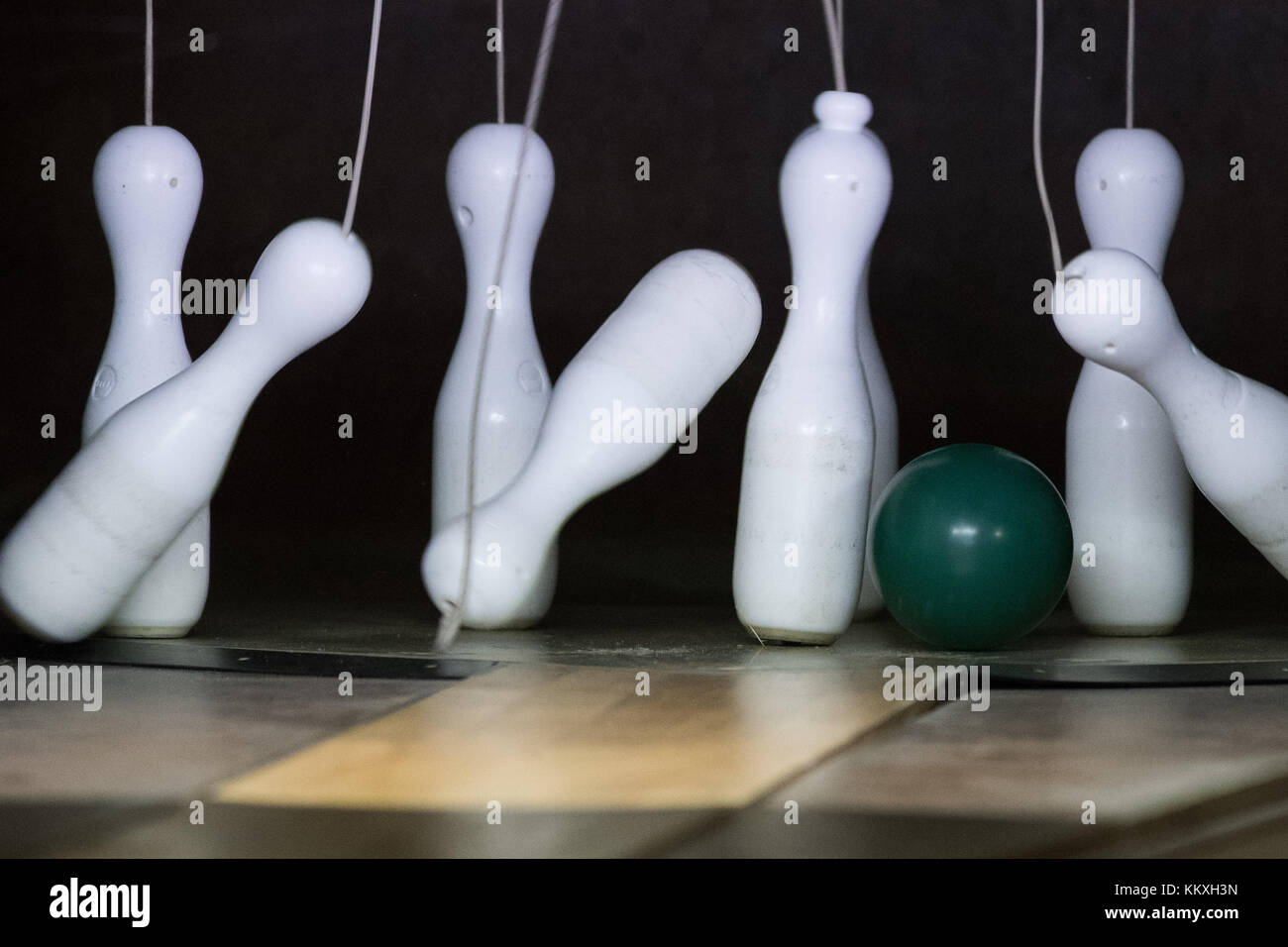 Bovenden, Deutschland. Dezember 2017. Eine Bowlingkugel trifft am 1. Dezember 2017 auf eine vollautomatische Bowlingbahn im Bowlingzentrum in Bovenden. Bowling war früher beliebter Sport, denn Tausende von Bowlingfans, die sich bei verschiedenen Bowlingverbänden anmelden oder einfach nur eine Bowlingbahn für eine entspannte Zeit nach der Arbeit buchen. Heutzutage stehen Bowlingsportverbände jedoch vor einem Problem aufgrund mangelnder Interessen und schwindender Mitgliedschaften. Quelle: Swen Pförtner/dpa/Alamy Live News Stockfoto