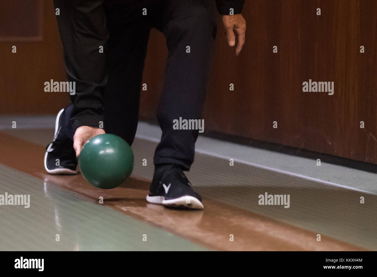 Bovenden, Deutschland. Dezember 2017. Ein Bowlingspieler spielt abwechselnd seinen Bowlingball auf der vollautomatischen Bowlingbahn des Bowlingzentrums in Bovenden, Deutschland, am 1. Dezember 2017. Bowling war früher ein beliebter Sport, bei dem Tausende von Bowlingbegeisterten sich bei verschiedenen Bowlingverbänden anmelden oder einfach nur eine Bowlingbahn für eine entspannte Zeit nach der Arbeit buchen. Heutzutage stehen Bowlingsportverbände jedoch vor einem Problem aufgrund mangelnder Interessen und schwindender Mitgliedschaften. Quelle: Swen Pförtner/dpa/Alamy Live News Stockfoto