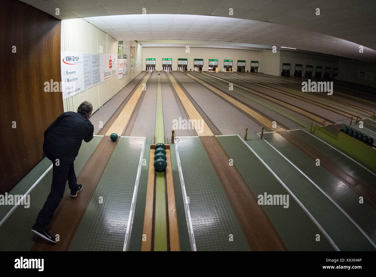 Bovenden, Deutschland. Dezember 2017. Ein Bowlingspieler schlägt am 1. Dezember 2017 im Bowlingzentrum in Bovenden mit einer Bowlingkugel auf die Pins einer vollautomatischen Bowlingbahn. Bowling war früher ein beliebter Sport, bei dem Tausende von Bowlingbegeisterten sich bei verschiedenen Bowlingverbänden anmelden oder einfach nur eine Bowlingbahn für eine entspannte Zeit nach der Arbeit buchen. Heutzutage stehen Bowlingsportverbände jedoch vor einem Problem aufgrund mangelnder Interessen und schwindender Mitgliedschaften. Quelle: Swen Pförtner/dpa/Alamy Live News Stockfoto