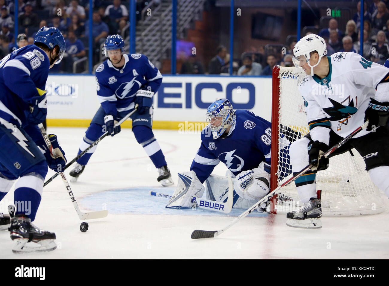 Tampa, Florida, USA. 2. Dez, 2017. DOUGLAS R. CLIFFORD | Zeiten. Tampa Bay Lightning goalie Andrej Vasilevskiy (88) verstand den Knick während Tampa Bay Lightning defenseman Michail Sergachev (98), links, und Tampa Bay Lightning defenseman Anton Stralman (6) Verteidigung mit San Jose Sharks center Ryan Tischler (40) schwierig, am Recht, während der zweiten Periode von SaturdayÃ¢â'¬â"¢s (12/2/17) Spiel zwischen der Tampa Bay Lightning und San Jose Sharks an Amalie Arena in Tampa. Quelle: Douglas R. Clifford/Tampa Bay Zeiten/ZUMA Draht/Alamy leben Nachrichten Stockfoto