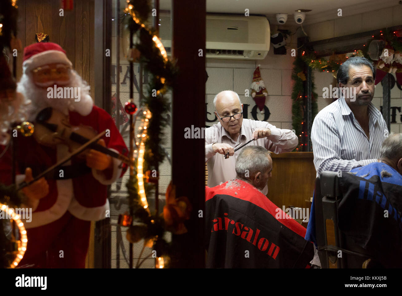 Bethlehem, West Bank. 2. Dezember, 2017. Barbershop in Betlehem leuchtet mit festliche Lichter in Erwartung der großen Menge der Touristen und Pilger ankommen für Weihnachten. Credit: Gabi Berger/alamy leben Nachrichten Stockfoto