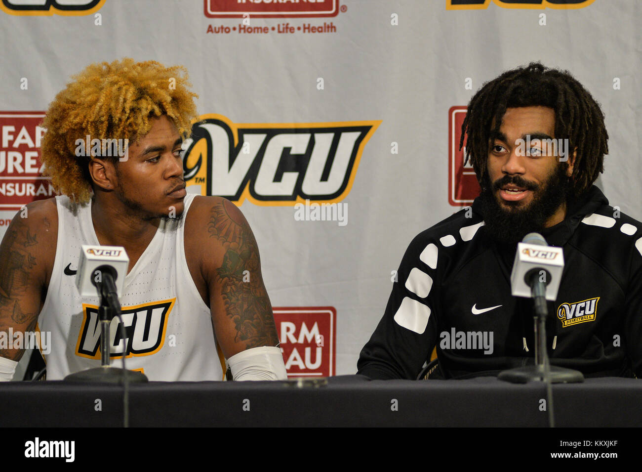 Richmond, Virginia, USA. 2. Dez, 2017. JUSTIN TILLMAN (4) Uhren JOHNATHAN WILLIAMS (10) als er Fragen Antworten während der Pressekonferenz nach dem Spiel bei E.J. gehalten Wade Arena in Richmond, Virginia. Credit: Amy Sanderson/ZUMA Draht/Alamy leben Nachrichten Stockfoto Richmond, Virginia, USA. 2. Dez, 2017. JUSTIN TILLMAN (4) Uhren JOHNATHAN WILLIAMS (10) als er Fragen Antworten während der Pressekonferenz nach dem Spiel bei E.J. gehalten Wade Arena in Richmond, Virginia. Credit: Amy Sanderson/ZUMA Draht/Alamy leben Nachrichten Stockfoto