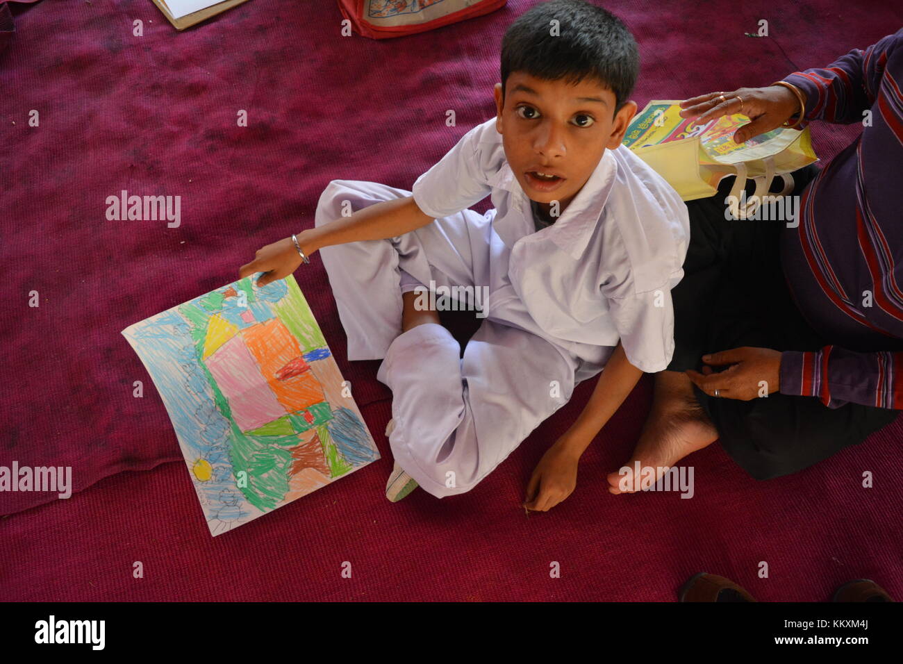 Internationaler Tag der Behinderten Kolkata, Indien, 3. Dezember 2017. Ein unbekannter Teilnehmer mit Behinderungen in Park und Freiwillige spielen beim Sitzen und Wettbewerb anlässlich der jährlichen Einhaltung der internationalen Tag der Behinderten am nationalen Institut für Erkrankungen des Bewegungsapparates Behinderungen (divyangjan), Bon hoogly, Kolkata-90. Das Thema für 2017 ist "Transformation in Richtung auf eine nachhaltige und stabile Gesellschaft für alle". Stockfoto