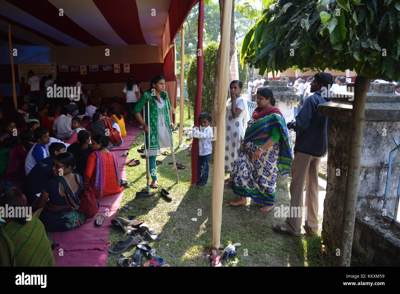 Internationaler Tag der Behinderten Kolkata, Indien, 3. Dezember 2017. Ein unbekannter Teilnehmer mit Behinderungen in Park und Freiwillige spielen beim Sitzen und Wettbewerb anlässlich der jährlichen Einhaltung der internationalen Tag der Behinderten am nationalen Institut für Erkrankungen des Bewegungsapparates Behinderungen (divyangjan), Bon hoogly, Kolkata-90. Das Thema für 2017 ist "Transformation in Richtung auf eine nachhaltige und stabile Gesellschaft für alle". Stockfoto