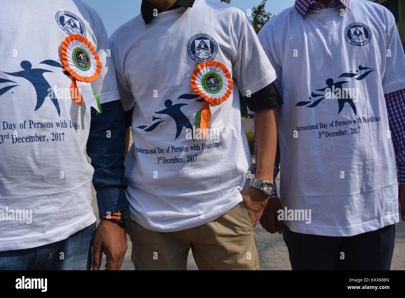 Internationaler Tag der Behinderten Kolkata, Indien, 3. Dezember 2017. Ein unbekannter Teilnehmer mit Behinderungen in Park und Freiwillige spielen beim Sitzen und Wettbewerb anlässlich der jährlichen Einhaltung der internationalen Tag der Behinderten am nationalen Institut für Erkrankungen des Bewegungsapparates Behinderungen (divyangjan), Bon hoogly, Kolkata-90. Das Thema für 2017 ist "Transformation in Richtung auf eine nachhaltige und stabile Gesellschaft für alle". Stockfoto