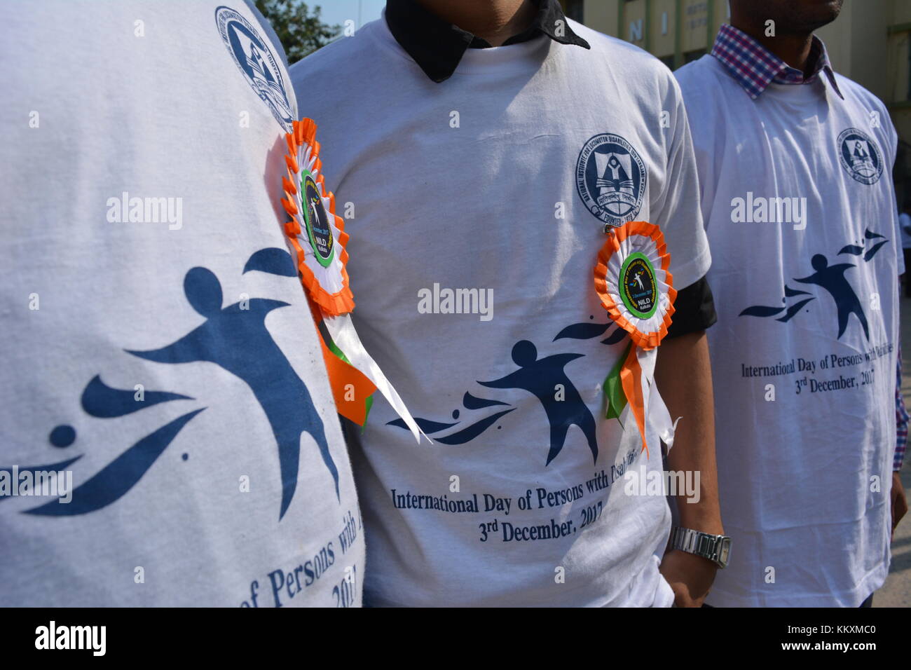 Internationaler Tag der Behinderten Kolkata, Indien, 3. Dezember 2017. Ein unbekannter Teilnehmer mit Behinderungen in Park und Freiwillige spielen beim Sitzen und Wettbewerb anlässlich der jährlichen Einhaltung der internationalen Tag der Behinderten am nationalen Institut für Erkrankungen des Bewegungsapparates Behinderungen (divyangjan), Bon hoogly, Kolkata-90. Das Thema für 2017 ist "Transformation in Richtung auf eine nachhaltige und stabile Gesellschaft für alle". Stockfoto