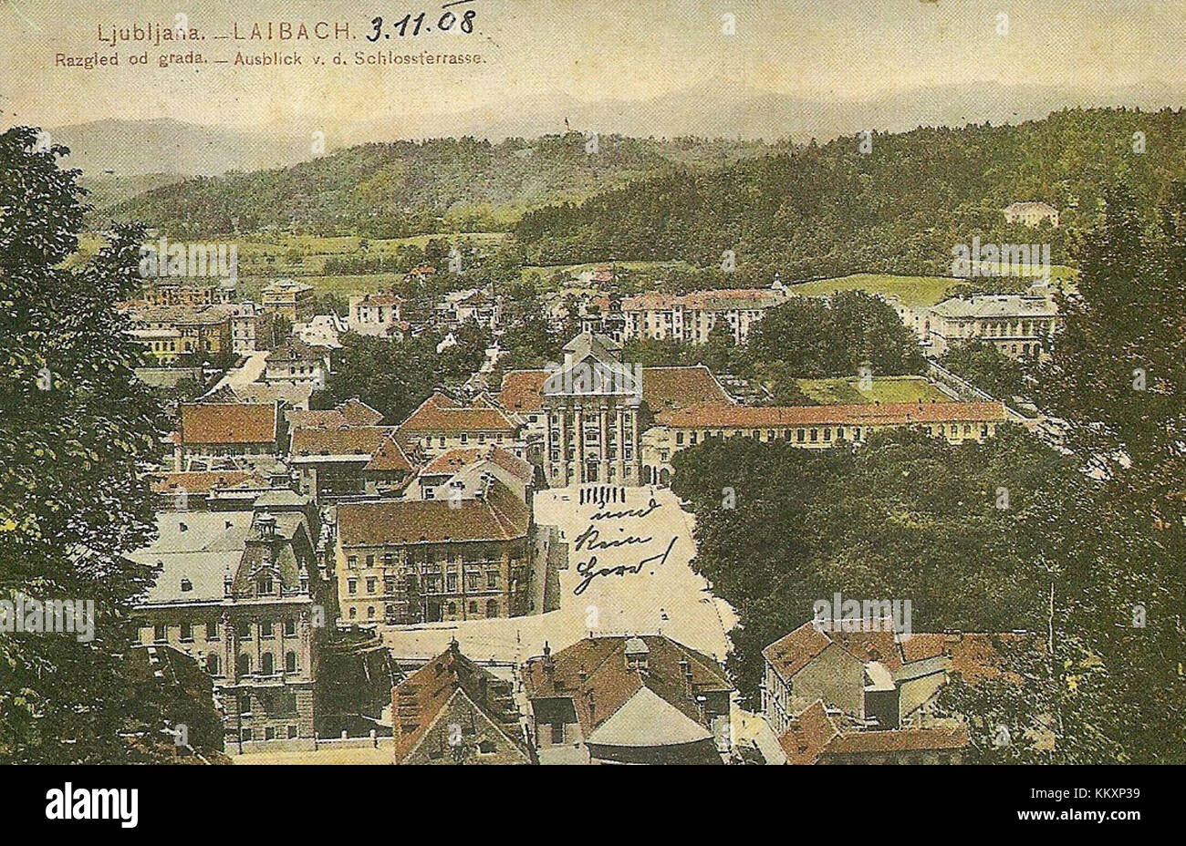 Diese Postkarte zeigt den Kongressplatz (Kongresni trg) in Ljubljana, Slowenien, der die historische Architektur des Platzes und seine Bedeutung als kulturelles und politisches Zentrum der Stadt erfasst. Auf dem Kongressplatz befinden sich verschiedene wichtige Gebäude, darunter das Hauptgebäude der Universität von Ljubljana und die Nationalbibliothek von Slowenien. Stockfoto
