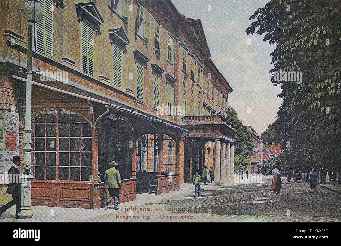 Eine Postkarte mit dem Kongressplatz und dem Casino in Ljubljana, Slowenien, die seine historische und architektonische Bedeutung als zentrales Wahrzeichen unterstreicht. Stockfoto